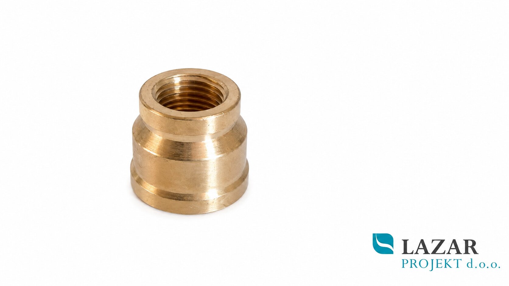 Medeninasti reducirni kos z notranjim navojem 1/2" in notranjim navojem 3/8", dolžine 25 mm